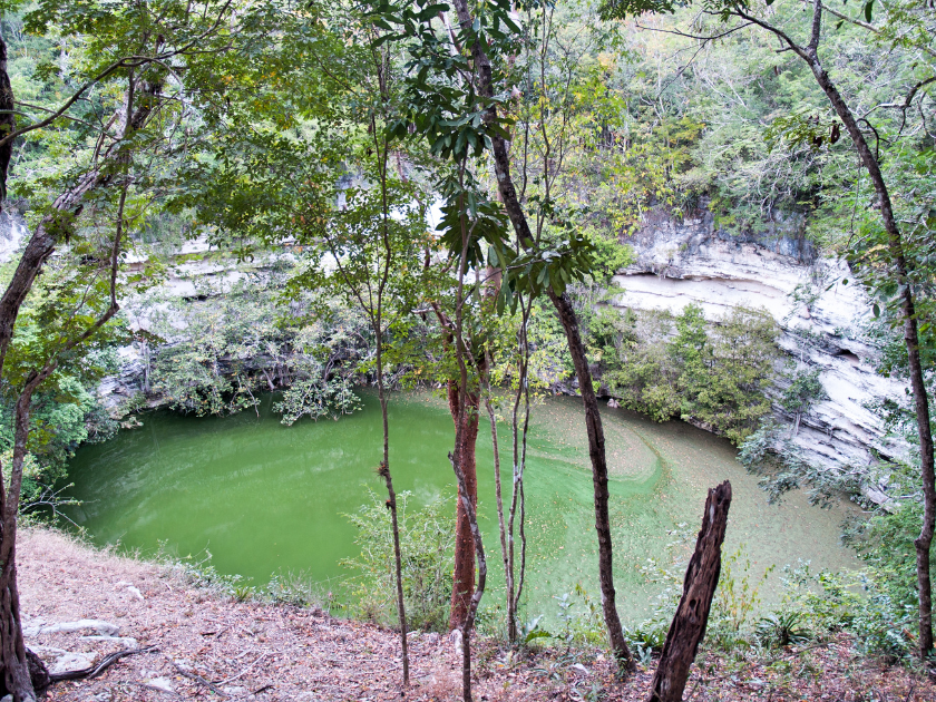 Chichen Itza 6 Cenote Sagrado nel sito archeologico di Chichen Itza
